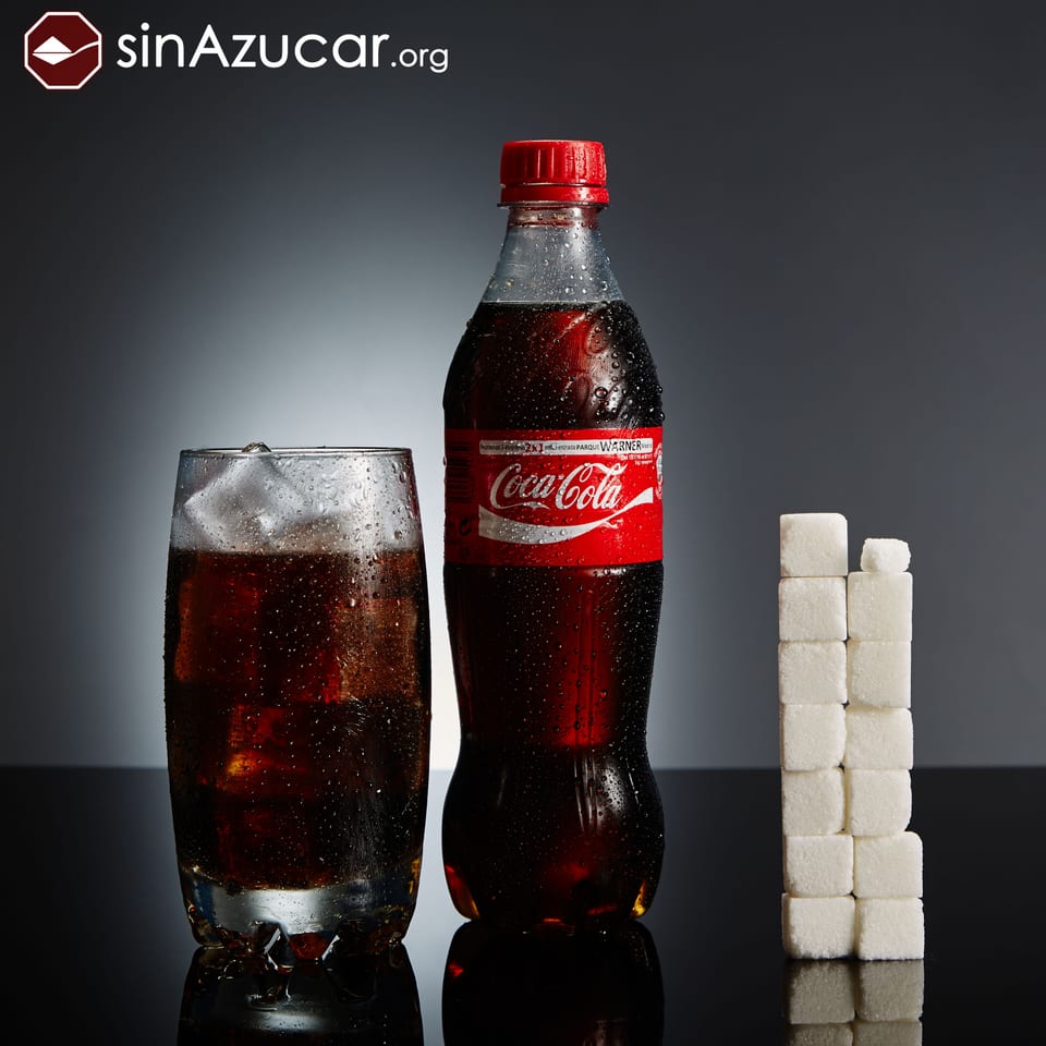 Coca-Cola junto a 13,25 terrones de azúcar