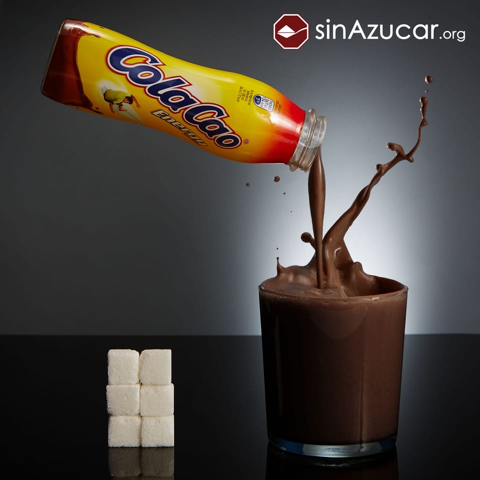 Cola Cao junto a 6 terrones de azúcar